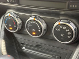 【オートエアコン】一度お好みの温度に設定すれば、車内の温度を検知し風量や温度を自動で調整。暑い&hellip;寒い&hellip;と何度もスイッチ操作をする必要はありません。快適な車内空間には必須の機能ですね♪