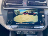 バックカメラは車の後方をカメラで映しだして障害物や人を確認、周りの状況を確認しながら安全に駐車できる便利な装備になります。