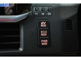 3つの走行モードがあります。『EVモード』はモーターのみで走行しガソリンを消費しないハイブリッド車ならではの環境にも優しい走行です。