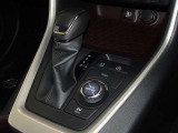 電動パーキングブレーキ・ブレーキホールドを装備してます。ホールド機能は信号待ちが多い一般道で疲労軽減になり、大好評です!