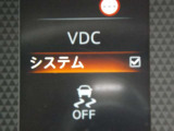 【VDC】滑りやすい路面などでのハンドル操作で車両が横滑りしそうになると、ブレーキおよびエンジン出力を制御し車両の安定性を向上させる。