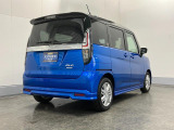 右斜め後ろからのフォルム!ボックス型で車体全体を把握しやすく運転しやすそうですね♪