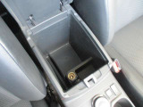 運転席アームレストには小物類が収納できるスペースとパワーアウトレットを装備しています