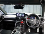 デザインもよく、居心地のよい運転席ですね。分かりやすいスイッチ類ですから操作もしやすく運転をサポートします。