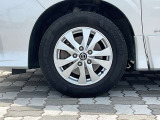 純正アルミホイール。タイヤサイズは195/65R15です。