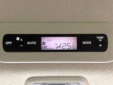 【リアオートエアコン】広い後部座席には必須の機能!風量や温度を自動で調整し前席と同様な車内環境にしてくれるリアオートエアコンを装備。夏の暑さも冬の寒さもストレスなく快適にお過ごしいただけます♪