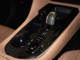 電動パーキングブレーキ・ブレーキホールドを装備してます。ホールド機能は信号待ちが多い一般道で疲労軽減になり、大好評です!