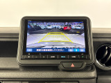 後退時に車両の後ろ側をモニター画面に表示します。車庫入れが苦手な人もこれで安心♪