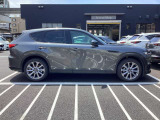 CX-60のサイドビューは、FR(後輪駆動)ベースの骨格を活かしたロングノーズ・ショートデッキが特徴です。
