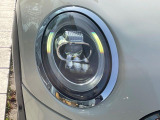 ●LEDヘッドライト:夜間走行時も良好な視界を確保し安心して運転できる高輝度LEDヘッドライトを装備!点灯速度が早く、消費電力も抑えられています。