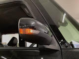 【ウインカーミラー】方向指示器をミラーのランプに点灯。対向車への視認性を高め、安心安全な方向転換をサポートします♪