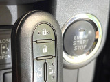 【キーフリーシステム】カバンやポケットに入れたままでもドアの施錠・解錠が可能なスマートキーを装備。エンジンのオン・オフ時もカギを取り出す必要が無いからとっても便利です♪
