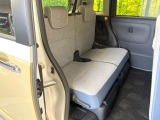 後部座席も気になるようなキズ・汚れやへたり等、大きなダメージはなく、良好な状態です。