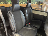 後部座席も気になるようなキズ・汚れやへたり等、大きなダメージはなく、良好な状態です。