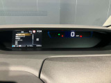 セレナe-POWER専用のメーターパネルです。回生ブレーキによる充放電状態が一目で分かるように大きな表示になっています。
