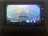 バックでの車庫入れも安心です! リアカメラが付いているバックモニター付のナビを装備しております。操作線もついており距離感も画面から確認できます。