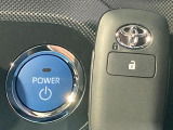 【スマートキー】カバンやポケットに入れたままでもドアの施錠・解錠が可能なスマートキーを装備。エンジンのオン・オフ時もカギを取り出す必要が無いからとっても便利です♪