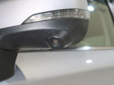 左ドアミラー下部に内蔵のカメラで車両左前方を確認できます!サイドカメラの映像はマルチファンクションディスプレイに映し出します。