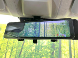 【デジタルインナーミラー】後席の大きな荷物や同乗者で後方が確認しづらい時でも安心!カメラが撮影した車両後方の映像をルームミラー内に表示。クリアな視界で状況の確認が可能です!