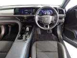 革巻きステアリングで快適な操作性の運転席です。