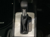 「e:HEV」搭載車です。日常シーンのほとんどをモーターで走行し、高速クルージングなどモーターよりもエンジンの方が効率が良い領域はエンジンで走行、あらゆる領域で優れた燃費走行を実現します。