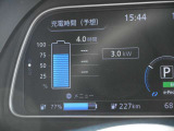 バッテリーの充電状況や充電時間の目安が一目瞭然!メーター内で確認が出来ます。