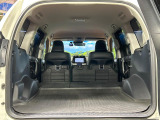 後席を格納すると、これだけの広さが!シーンに合わせたシートアレンジで、大きな荷物も積むことが出来ます♪