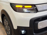 【LEDヘッドライト】悪天候や夜間走行時も良好な視界を確保し安心して運転できる高輝度LEDヘッドライトを装備!点灯速度が早く、消費電力も抑えられています。