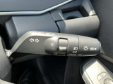 ハイビームアシストは周囲の明るさから対向車や先行車、街灯の有無などをフロントカメラが検知して、自動でハイビーム(上向き)とロービーム(下向き)を切り替える機能です。