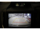 リヤビューカメラで車庫入れも安心。ステアリングと連動しガイド線が動くので、車両感覚をつかみやすくなっています。