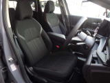 運転席からの視界が広く、隅々まではっきり見渡せます☆小物入れも多くスッキリした運転席廻り