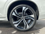 北欧流のラグジュアリーを体現したXC90。伝統的なスカンジナビアン・デザインを継承しながら、躍動感にあふれ優雅な雰囲気を身にまとう、新しい潮流を具現化したスタイリングです。