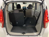 後部座席は分割でシートを倒すことができます。大きな荷物、ゴルフバックも積めます。上質で広々とした室内だから、みんなが心地よく車内で快適に過ごせます♪