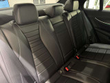 メルセデスのシートは少し硬めになっております。長時間の運転の際、適度な反発があることでお尻や腰の負担を減らす効果が御座います。