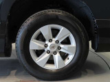 純正のアルミホイール装着車です。タイヤサイズは265/65R17です。