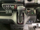足元スッキリ、インパネシフトです。パーキングブレーキは電子制御パーキングブレーキタイプなので、運転席と助手席の間がスッキリしています。