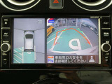 まるで空から見下ろしたかのような映像を映し出すアラウンドモニターだから、車庫入れもラクラクです!