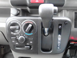 シフトとエアコンです。ダイヤル式のマニュアルエアコンになります。シンプルで使いやすい!