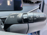 オートライトとは、自動車に装着された自動点灯式ライトのことです。周囲が暗くなるとライトが自動で点灯し、明るくなると自動で消灯する機能を持っています。