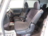 フロントシート 運転席と助手席の間にはスペースがあるのでお荷物やゴミ箱等置くことができます^^