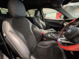 スポーツレザーシートは体の軸が固定され、長時間の運転でも疲れにくいです。ランバーサポート、シートメモリー付きパワーシートです。