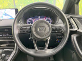 インテリアに合わせたデザインのステアリングは、運転される方のことも考え、運転しやすい形状、大きさです。是非一度、実際に触ってお確かめください。