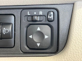 【電動格納ミラー】サイドミラーは電動格納式となっており、狭い駐車場でもキズがつくリスクを抑えられます。