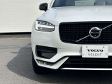 北欧流のラグジュアリーを体現したXC90。伝統的なスカンジナビアン・デザインを継承しながら、躍動感にあふれ優雅な雰囲気を身にまとう、新しい潮流を具現化したスタイリングです。