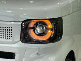 【LEDヘッドライト】悪天候や夜間走行時も良好な視界を確保し安心して運転できる高輝度LEDヘッドライトを装備!点灯速度が早く、消費電力も抑えられています。