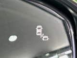 【ブラインドスポットインフォメーション】走行中、ドアミラーの死角になりやすい箇所に後続車が接近するとサイドミラー付近に警告を表示、ドライバーに注意喚起をしてくれます。