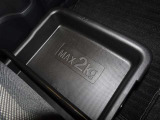 便利な収納ポケット、小物入れを各所に配置しています。