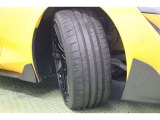 タイヤサイズはハイスペックな フロント:255/35R19・リア:275/35R19。