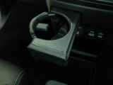 運転席からも助手席からも使いやすい位置にドリンクホルダーを配置しています。