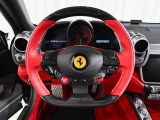 インテリアは、情熱的な「Rosso Ferrari」のフルレザーで仕立てられており、Biancoのスペシャルステッチや跳馬刺繍が美しいコントラストを描きます。